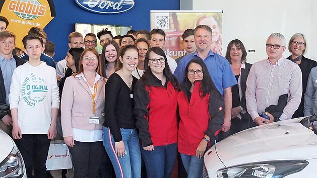 Die Sch&uuml;ler im Autohaus mit (v.&nbsp;l.) Lehrerin Susanne Schmidt, Wirtschaftsf&ouml;rderer Andreas R&ouml;sch (Landkreis Forchheim) und Ford-Gesch&auml;ftsleiter Joachim Deusinger  Foto: Landratsamt Forchheim