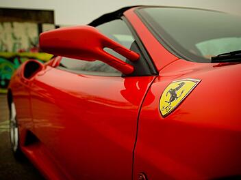 Der Mann schüttete ein Glas Bier durch das offene Fenster des Ferraris. Symbolfoto: Jamil Rostum/pexels.com