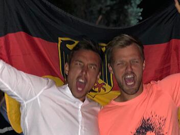 Mit einer Deutschlandfahne im Gepäck feierten Kevin Krawietz (rechts) und Andreas Mies im Juni ihren French-Open-Triumph in einer langen Pariser Nacht. Mitte November treten beide erstmals für das deutsche Davis-Cup-Team in Madrid an.  Foto: privat