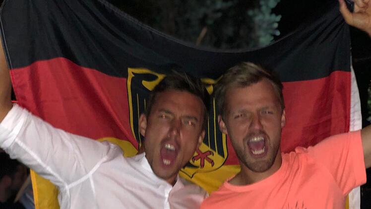 Mit einer Deutschlandfahne im Gepäck feierten Kevin Krawietz (rechts) und Andreas Mies im Juni ihren French-Open-Triumph in einer langen Pariser Nacht. Mitte November treten beide erstmals für das deutsche Davis-Cup-Team in Madrid an.  Foto: privat