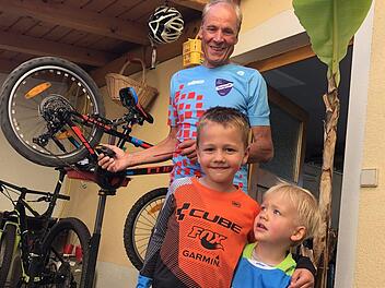 Luis (6) und Mats (3) sind vom "Rad-Virus" ihres großen Opas infiziert.  Harald Höhn sorgt stets für ideale Voraussetzungen an den kleinen Rädern, die auf dem neusten technischen Stand sind.Christoph Böger