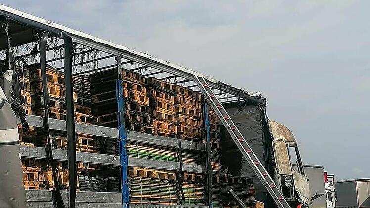A3: Lkw brennt auf Raststätte Steigerwald