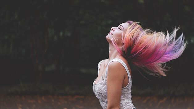 Gefällt dir der getönte Haarfarbton nicht, kannst du die Farbe beispielsweise mit Kamille oder Vitamin C aufhellen.