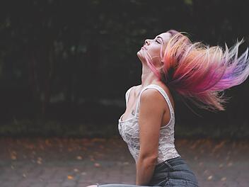 Gefällt dir der getönte Haarfarbton nicht, kannst du die Farbe beispielsweise mit Kamille oder Vitamin C aufhellen.