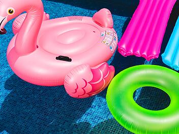 Mit bunten Schwimmreifen und lustigen Schwimmtieren macht das Bad im Pool gleich doppelt so viel Spaß.
