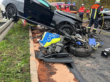 Drei Schwerverletzte bei Verkehrsunfall mit Polizeiwagen