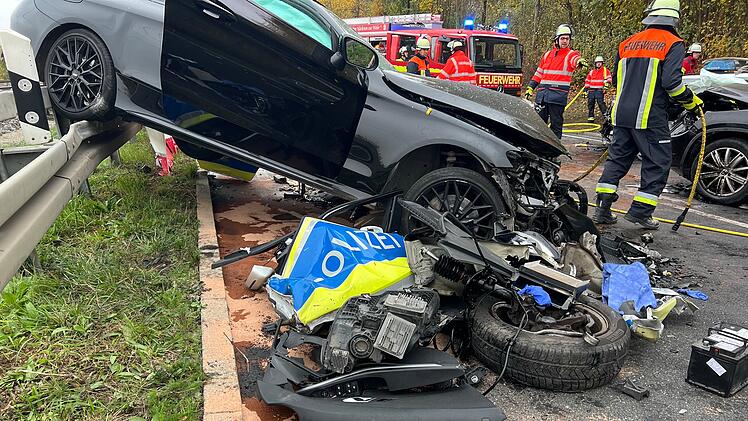 Drei Schwerverletzte bei Verkehrsunfall mit Polizeiwagen