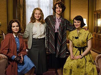 Mit "Ku'damm 56" beginnt die Geschichte der Familie um (von links) Eva (Emilia Sch&uuml;le), Monika (Sonja Gerhardt), Caterina (Claudia Michelsen) und Helga Sch&ouml;llack (Maria Ehrich).