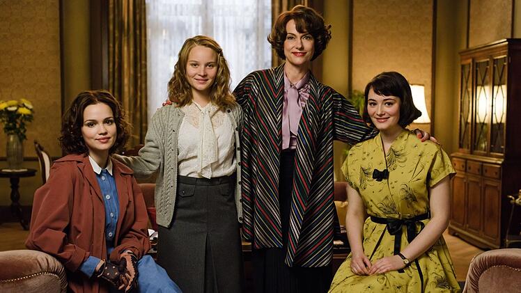 Mit "Ku'damm 56" beginnt die Geschichte der Familie um (von links) Eva (Emilia Sch&uuml;le), Monika (Sonja Gerhardt), Caterina (Claudia Michelsen) und Helga Sch&ouml;llack (Maria Ehrich).