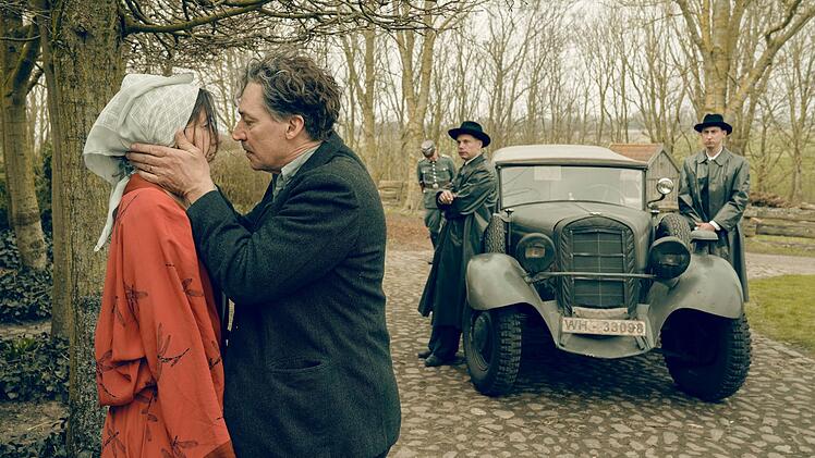 Abschied von Ditte (Johanna Wokalek): Maler Max Ludwig Nansen (Tobias Moretti) wird von der Gestapo abgeholt.