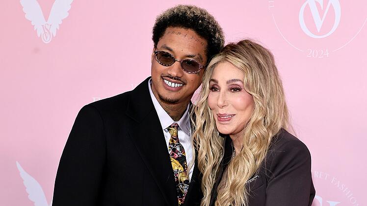 Seit 2022 ist Cher mit dem Musikmanager Alexander Edwards liiert.