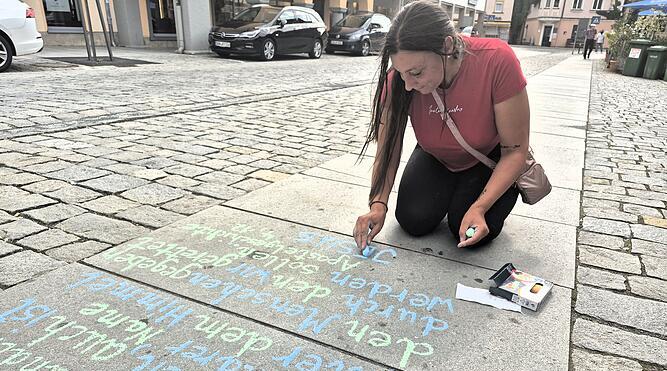 Stra&szlig;enmission in Kronach: Bibelverse auf dem Asphalt