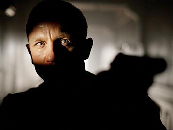 James Bond setzt alles daran, die Verantwortlichen zu finden, die seine Chefin "M" (Judi Dench) aus dem Weg r&auml;umen wollen.