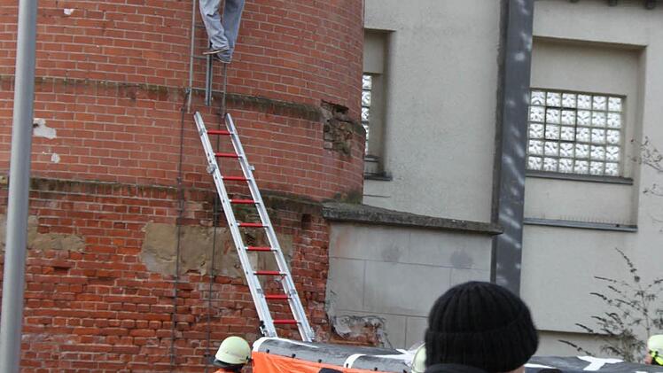 Nach einer Stunde gibt er auf und klettert nach unten.