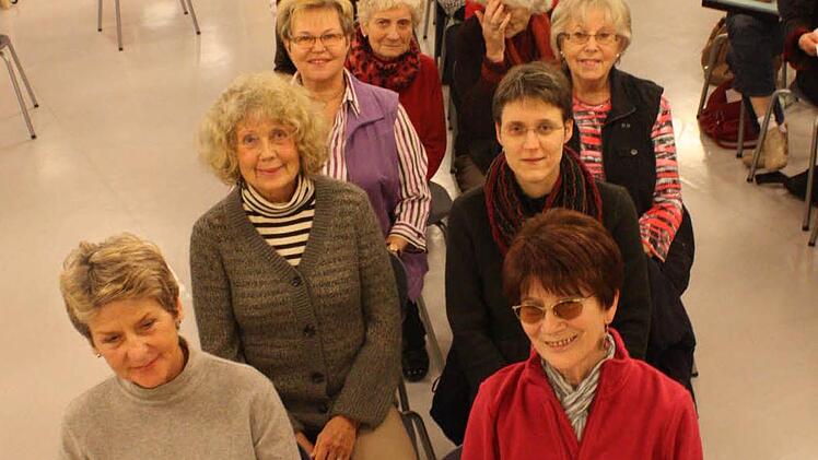 Zur Probe haben sich die Sänger und Sängerinnen schon mal zur Zahl 170 formiert. Foto: Huger