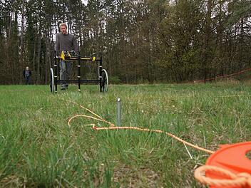 Im Frühjahr untersuchte Nils Ostermeier auf abgemessenen Bahnen mit einem Magnetometer, was sich  im Boden versteckt.Foto: Archiv/Arkadius Guzy