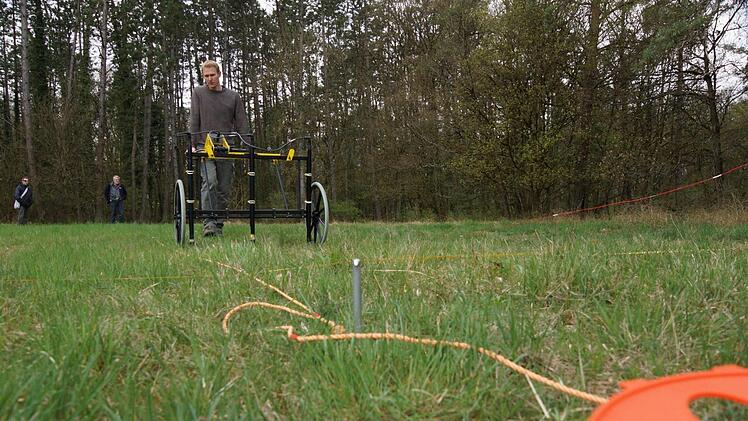 Im Frühjahr untersuchte Nils Ostermeier auf abgemessenen Bahnen mit einem Magnetometer, was sich  im Boden versteckt.Foto: Archiv/Arkadius Guzy
