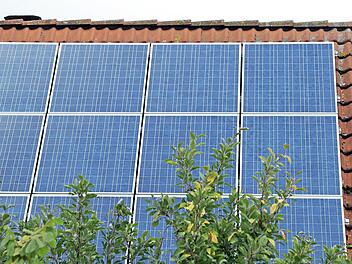 Von den Dächern in Stadt und Landkreis könnte noch viel mehr Strom kommen.  Symbolfoto: Caroline Seidel, dpa