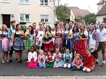 Die Kerwasburschen und -madli zeigen sich in schöner Tracht.   Fotos: Johanna Blum