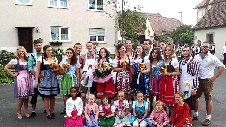 Die Kerwasburschen und -madli zeigen sich in schöner Tracht.   Fotos: Johanna Blum