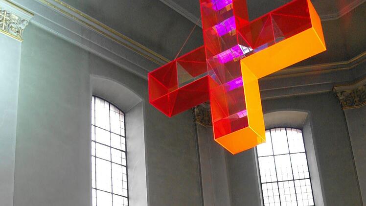 Unter dem Lichtkreuz stehend kann man die "Himmelsleiter" hochsteigen, erklärte Ludger Hinse.Foto: Stephanie Elm