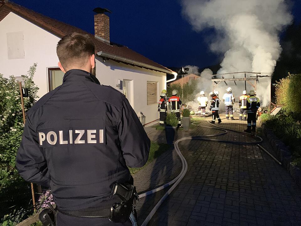 Ein am Samstagmorgen aus bislang unbekannter Ursache ausgebrochener Brand eines Carports in Leinach (Landkreis Würzburg/Unterfranken) griff auf eine benachbarte Hütte über und führte zum vollständigen Ausbrennen eines Peugeots, eines Motorbootes und Wohnwagens.