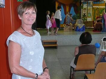Rektorin Ursula Schüßler freut sich auf ein Miteinander von Schule und Vereinen beim Schulfest. Im Hintergrund wird gerade für ein Theaterstück in der Aula geprobt, das ebenfalls am Freitag aufgeführt wird. Foto: Popp