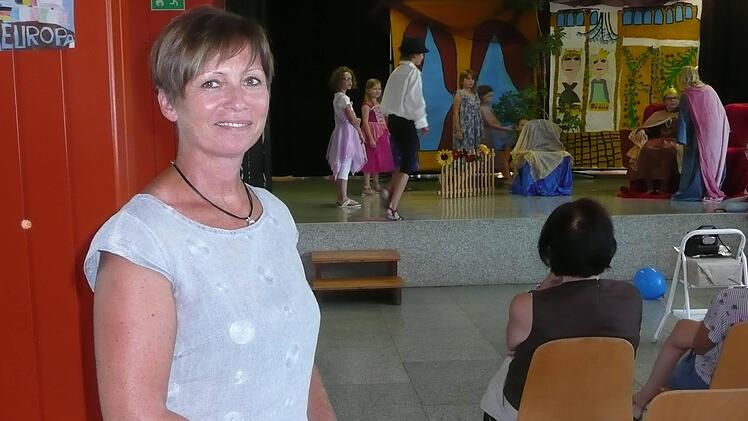 Rektorin Ursula Schüßler freut sich auf ein Miteinander von Schule und Vereinen beim Schulfest. Im Hintergrund wird gerade für ein Theaterstück in der Aula geprobt, das ebenfalls am Freitag aufgeführt wird. Foto: Popp