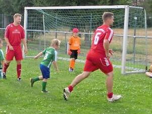 Beim Vater-Kind-Spiel waren die J&uuml;ngsten des FC Ludwigschorgast mit gro&szlig;em Eifer bei der Sache. Foto: Tobias Braunersreuther