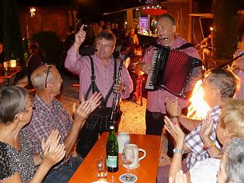 Franz Huber mit seinem Akkordeon (Mitte) und seine Freunde mit Klarinette und Trompete unterhielten die Besucher musikalisch und gingen dabei auch von Tisch zu Tisch, was den Gästen besonders gefiel.Christian Licha