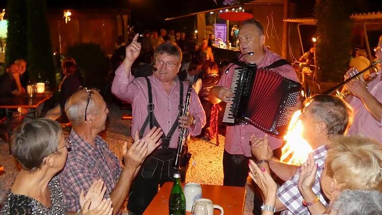 Franz Huber mit seinem Akkordeon (Mitte) und seine Freunde mit Klarinette und Trompete unterhielten die Besucher musikalisch und gingen dabei auch von Tisch zu Tisch, was den Gästen besonders gefiel.Christian Licha
