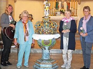 Die Sängerin Silvia Wachter (von links), Elke Baumann ("Frauen für Frauen" Küps), Restauratorin Petra Zenkel-Schirmer sowie Kirchenführerin Beate Reiß gestalteten eine stimmungsvolle Abendmeditation in der Jakobikirche Küps. Foto: Rainer Renk