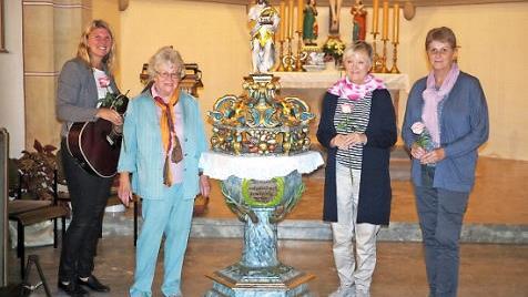 Die Sängerin Silvia Wachter (von links), Elke Baumann ("Frauen für Frauen" Küps), Restauratorin Petra Zenkel-Schirmer sowie Kirchenführerin Beate Reiß gestalteten eine stimmungsvolle Abendmeditation in der Jakobikirche Küps. Foto: Rainer Renk