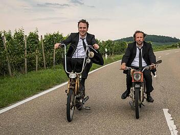 Szene aus dem Film 25 km/h mit Lars Eidinger (links) und Bjarne Mädel.Foto: ©Gordon Timpen / Sony Pictures Releasing GmbH / Sunny Side Up GmbH