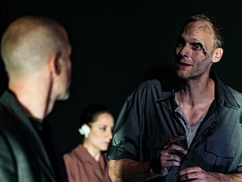"Draußen vor der Tür": Szene mit Tobias Bode als Beckmann (rechts).Foto: Annemone Taake
