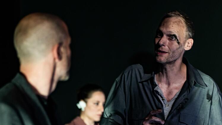 "Draußen vor der Tür": Szene mit Tobias Bode als Beckmann (rechts).Foto: Annemone Taake