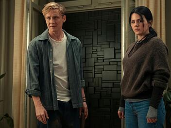 Tim (Matthias Schweighöfer) und Olivia (Ruby O. Fee) sind plötzlich Gefangene in ihrer eigenen Wohnung.