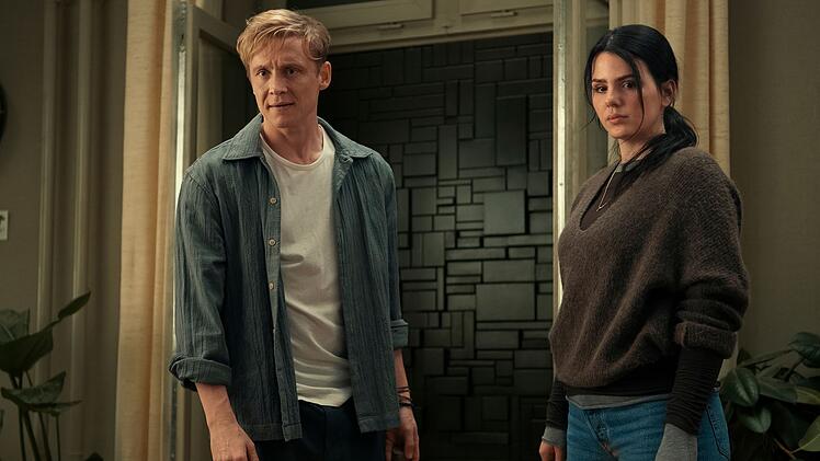 Tim (Matthias Schweighöfer) und Olivia (Ruby O. Fee) sind plötzlich Gefangene in ihrer eigenen Wohnung.