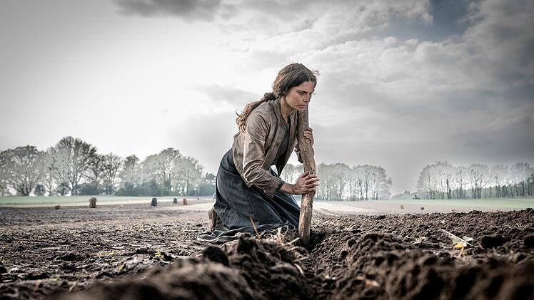 Johanna Lambert (Harriet Herbig-Matten) arbeitet auf dem Feld. Mit ihrem Gehalt muss sie ihre Familie versorgen.