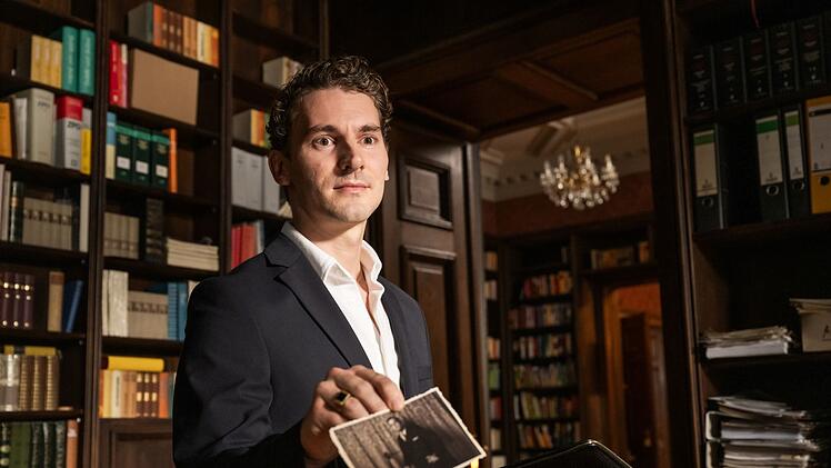 Daniel Sachs (Martin Bruchmann) ist von New York nach K&ouml;ln gekommen. Er sucht ein Werk des Bildhauers Giacometti, das seinem j&uuml;dischen Gro&szlig;vater w&auml;hrend der NS-Zeit geraubt wurde.