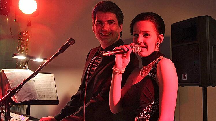 "M & M" Martin Lehnert und Sängerin Melanie unterhielten die Silvestergäste in der Georgi-Halle.