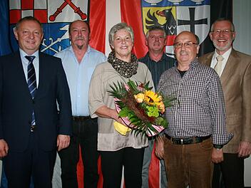 Landrat Thomas Bold (von links) überreichte die Dankurkunden an Siegbert Fehr, Elisabeth Kuhn, Johannes Schlereth und Gerhard Kirchner. Bürgermeister Waldemar Bug schloss sich mit dem Dank der Marktgemeinde an.  Foto: Gabriele Sell