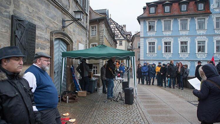 Blick auf die rund 60 Besucher der Gedenkveranstaltung. Foto: Barbara Herbst