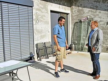 Bürgermeister Matthias Klement (rechts) überreichte symbolisch einen Scheck an Johannes Schüller, der eine Scheune zum Wohnhaus umgebaut hat. Dafür gab es Zuschüsse aus dem Förderprogramm "Innenentwicklung".  Foto: Dieter Britz