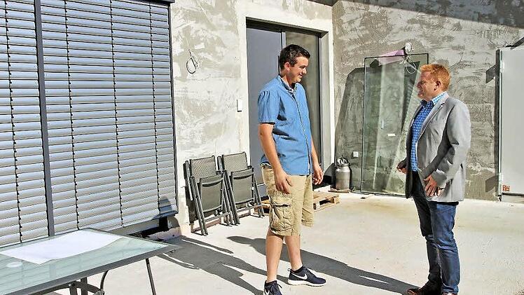 Bürgermeister Matthias Klement (rechts) überreichte symbolisch einen Scheck an Johannes Schüller, der eine Scheune zum Wohnhaus umgebaut hat. Dafür gab es Zuschüsse aus dem Förderprogramm "Innenentwicklung".  Foto: Dieter Britz