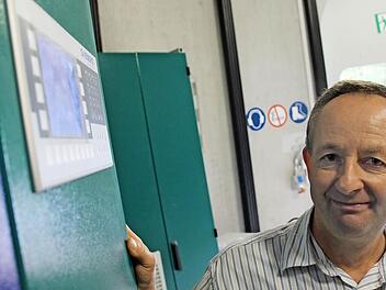 Wie rentabel sind die Windräder im Landkreis? Norbert Schmäling vom Bürgerwindpark Münnerstadt ist zufrieden, die Produktion passt. Als Schmankerl gibt es einen Bonus aus Gauaschach. Foto: Borst