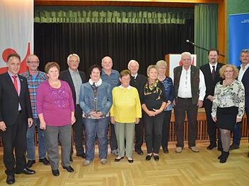 Diese Jubilare wurden für 50- und 60-jährige Treue geehrt. Mit im Bild, von links, Mathias Eckardt, Werner Fehn, von rechts, 2. Bürgermeister Christian Schulz, Marina Schmitt, Sascha Spörl. Foto: Karl-Heinz Hofmann