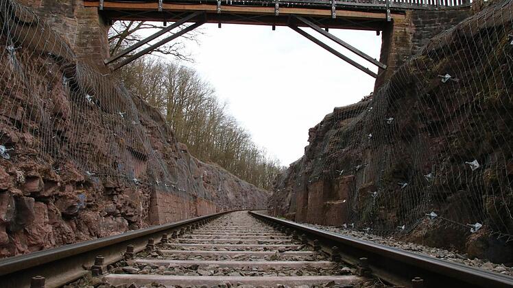 Oberhalb von Arnshausen wurden die Felshänge entlang der Bahnstrecke gesichert. Foto: Ralf Ruppert