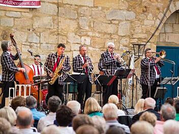 Garanten für ein volles Schloss: Die Old Beertown Jazzband und die Semper House Band Dresden spielen wieder in Thurnau auf. Tickets für die "Moonlight Serenade" gibt es in der Kulmbacher Zentralapotheke, bei der Kulmbacher Brauerei sowie Schreibwaren Häußinger Thurnau. Foto: Günther Karittke