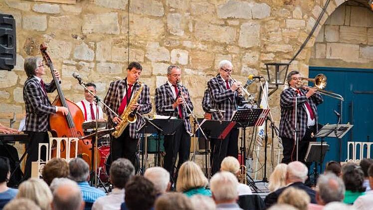 Garanten für ein volles Schloss: Die Old Beertown Jazzband und die Semper House Band Dresden spielen wieder in Thurnau auf. Tickets für die "Moonlight Serenade" gibt es in der Kulmbacher Zentralapotheke, bei der Kulmbacher Brauerei sowie Schreibwaren Häußinger Thurnau. Foto: Günther Karittke
